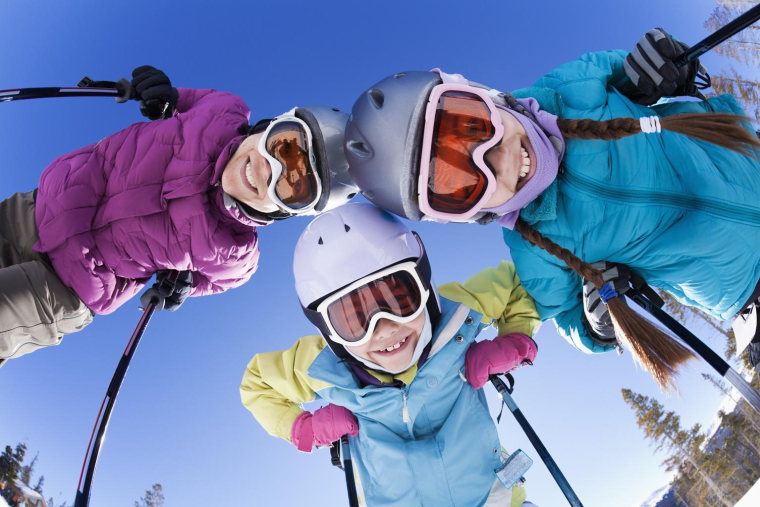 Les stations de ski multiplient les initiatives pour attirer les amateurs le week-end. crédit photo : Getty images