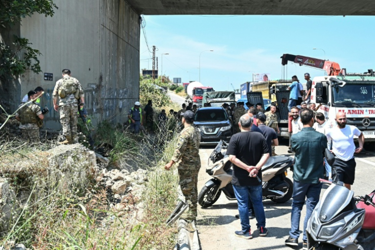 Des soldats et des secouristes sur le site d'une frappe de drone israélienne visant une voiture sur l'autoroute côtière à Khaldé, à l'entrée sud de Beyrouth, le 3 juin 2026 au Liban ( AFP / FADEL itani )