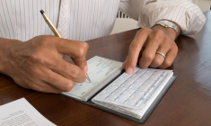 L’Europe délaisse le chèque. La France, avec 88% des chèques émis dans l’UE, semble faire encore de la résistance malgré le risque de fraude.