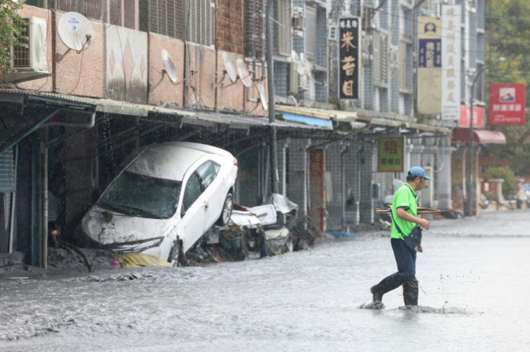 Une rue inondée à Hualien pendant le passage du super-typhon Ragasa, le 24 septembre 2025 à Taïwan ( AFP / I-Hwa Cheng )