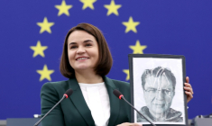 l'opposante bélarusse Svetlana Tikhanovskaïa tient une photo d'Andrzej Poczobut, journaliste emprisonné au Bélarus, qui vient de recevoir le prix Sakharov, lors d'une séance solennelle à Strasbourg, le 22 octobre 2025 dans l'est de la France ( AFP / FREDERICK FLORIN )