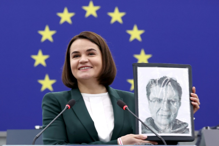 l'opposante bélarusse Svetlana Tikhanovskaïa tient une photo d'Andrzej Poczobut, journaliste emprisonné au Bélarus, qui vient de recevoir le prix Sakharov, lors d'une séance solennelle à Strasbourg, le 22 octobre 2025 dans l'est de la France ( AFP / FREDERICK FLORIN )