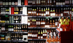 Des bouteilles de vin rose sont exposées à la vente dans un supermarché Monoprix du groupe Casino, à Paris
