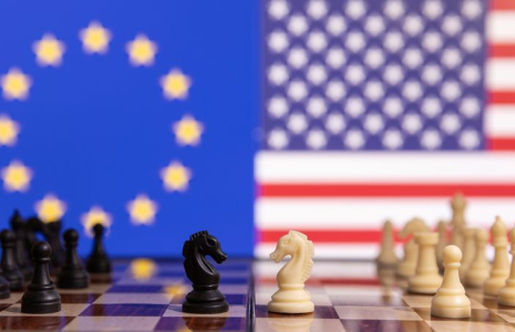 L'illustration montre les drapeaux des États-Unis et de l'Union européenne