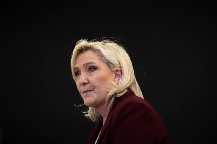 LE PEN DÉNONCE UNE "MANOEUVRE" VISANT SA PROFESSION DE FOI