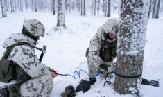 Des conscrits finlandais en tenue de camouflage installent des mines antipersonnelles à Kajaani, en Finlande, le 3 février 2026 ( AFP / Alessandro RAMPAZZO )