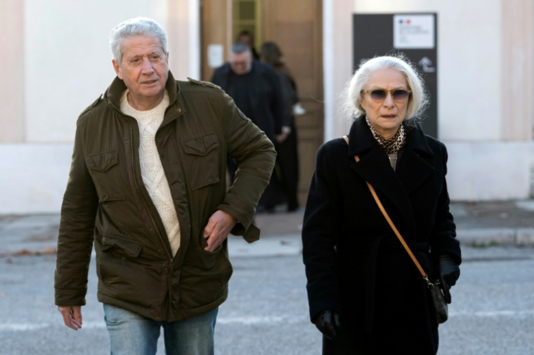 Jean Badache (à gauche) et Viviane Badache, propriétaires de la société de gestion de patrimoine Apollonia, arrivent au tribunal correctionnel de Marseille, le 15 janvier 2026  ( AFP / MIGUEL MEDINA )