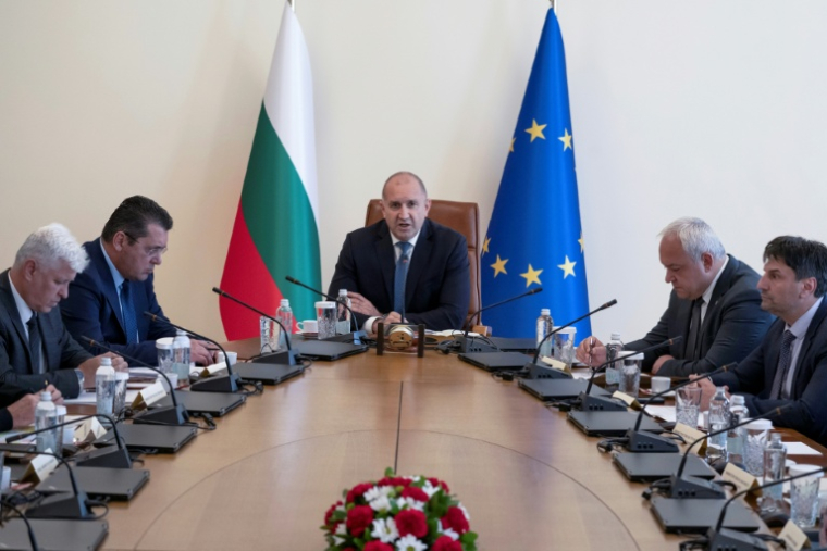 Le Premier ministre bulgare Roumen Radev  (c)lors d'une réunion d'urgence après que deux navires commerciaux ont été frappés par des drones dans la zone économique exclusive de la Bulgarie en mer Noire, le 6 octobre 2026 à Sofia ( AFP / Nikolay DOYCHINOV )