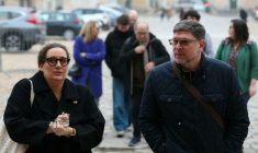 Les parents d'Evaëlle, au tribunal de Versailles le 8 février 2026 ( AFP / Alain JOCARD )