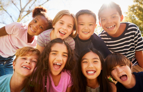 Découvrez nos conseils pour bien choisir la colonie de vacances de votre enfant. ( crédit photo : Shutterstock )