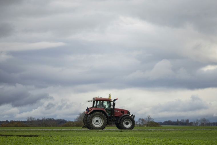 Un agriculteur opposé à l'accord UE-Mercosur conduit son tracteur à Arras, dans le nord de la France, le 19 novembre 2025 ( AFP / Sameer Al-DOUMY )