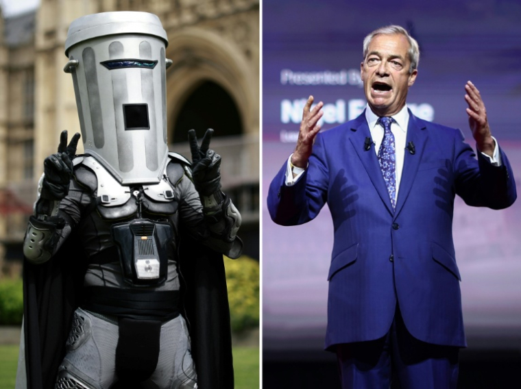 Count Binface, posant à Londres le 25 avril 2024 et Nigel Farage lors d'un discours à Londres le 17 juillet 2026 ( AFP / Henry Nicholls )