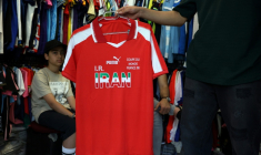 Un maillot de l'équipe de football d'Iran en vente dans un magasin de Téhéran, le 8 mai 2026 ( AFP / - )