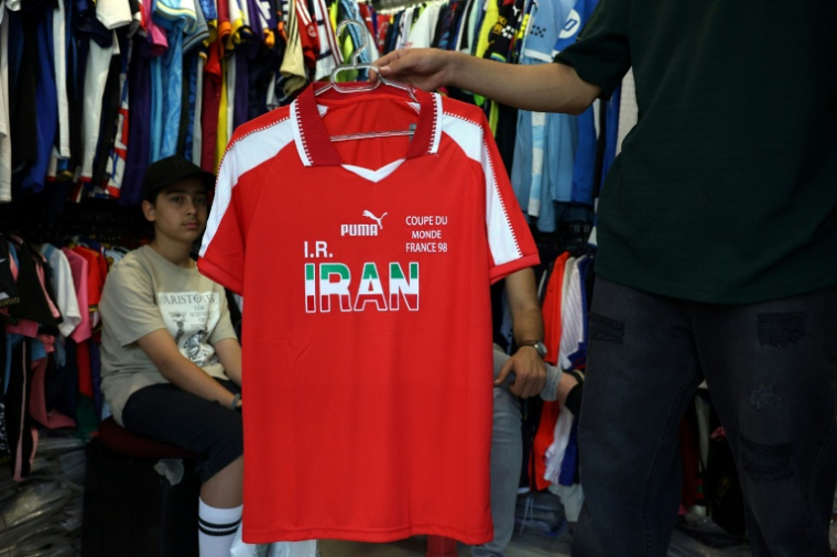 Un maillot de l'équipe de football d'Iran en vente dans un magasin de Téhéran, le 8 mai 2026 ( AFP / - )