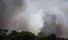 Un hélicoptère survole le 3 juillet 2026 un feu de forêt faisant rage près de La Bisbal de l'Empordà, dans le nord-est de l'Espagne, depuis contrôlé ( AFP / STRINGER )