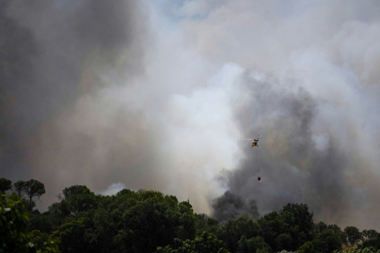 Un hélicoptère survole le 3 juillet 2026 un feu de forêt faisant rage près de La Bisbal de l'Empordà, dans le nord-est de l'Espagne, depuis contrôlé ( AFP / STRINGER )