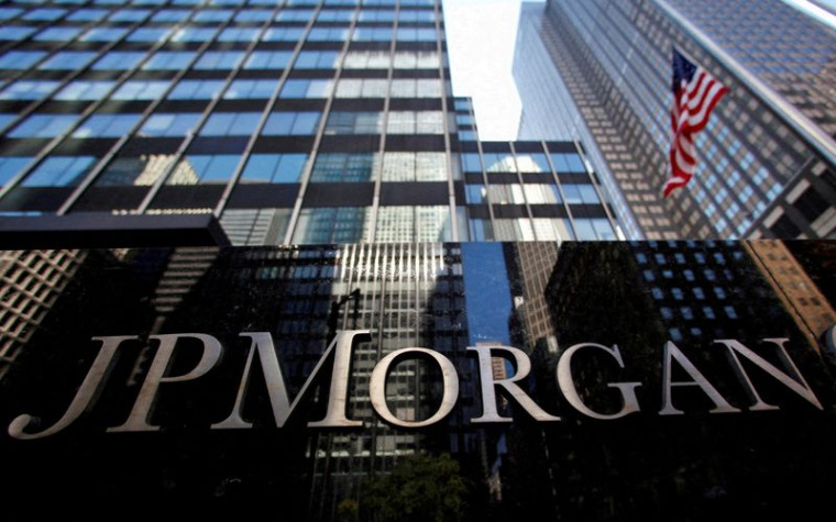 Enseigne de JP Morgan Chase & Co à l'extérieur du siège à New York