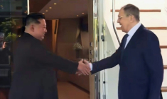 Capture d'écran tirée d'une vidéo fournie par le ministère russe des Affaires étrangères montrant le ministre russe des Affaires étrangères Sergueï Lavrov (à droite) serrant la main du leader nord-coréen Kim Jong Un (à gauche) à Wonsan, le 12 juillet 2025 ( RUSSIAN FOREIGN MINISTRY / HANDOUT / Handout )