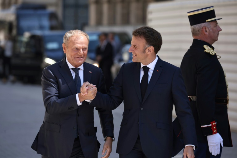 Le président français Emmanuel Macron et le Premier ministre polonais Donald Tusk à Nancy le 9 mai 2025 pour la signature d'un traité renforçant les liens de défense entre les deux pays ( POOL / Christophe PETIT TESSON )