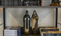 Des statuettes de saints sur une étagère de livres dans le Centre Saint-Michel pour la libération spirituelle et l'exorcisme, le 18 juillet 2026 à Manille  ( AFP / Jam STA ROSA )