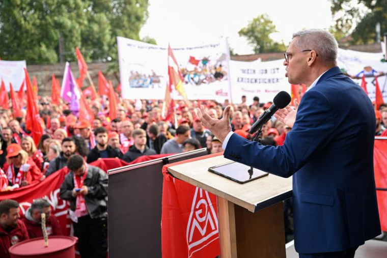 Thorsten Groeger, négociateur de l'IG Metall, s'exprime lors d'une manifestation contre les fermetures d'usines chez Volkswagen AG