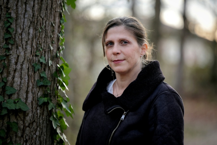 Elodie, une des patientes de l'onco-chirurgienne Charlotte Vaysse, pose à Cugnaux, en Haute-Garonne, le 12 janvier 2026 ( AFP / Valentine CHAPUIS )