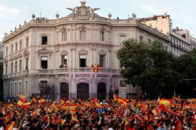La foule de supporters massés place de la fontaine de Cibeles à Madrid pour le retour des champions du monde espagnols, le 20 juillet 2026 ( AFP / Oscar DEL POZO )
