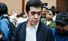 Muhammad Kerry Adrianto Riza, ancien directeur adjoint chez Pertamina et fils de l'homme d'affaires Riza Chalid, arrive au tribunal de Jakarta, le 26 février 2026 en Indonésie ( AFP / BAY ISMOYO )