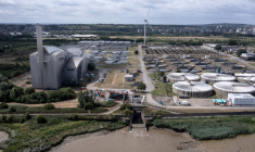 Vue aérienne des usines de traitement des eaux usées de Crossness de Thames Water, y compris l'incinérateur de boues, utilisé pour produire de l'électricité, sur les rives de la Tamise à Londres, le 3 juillet 2023.  ( AFP / BEN STANSALL )
