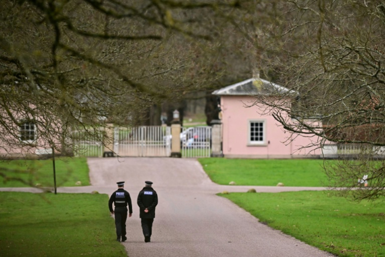 Des policiers devant le Royal Lodge, l'ancienne résidence de l'ex-prince Andrew où des investigations se poursuivent le 20 février 2026 ( AFP / Ben STANSALL )