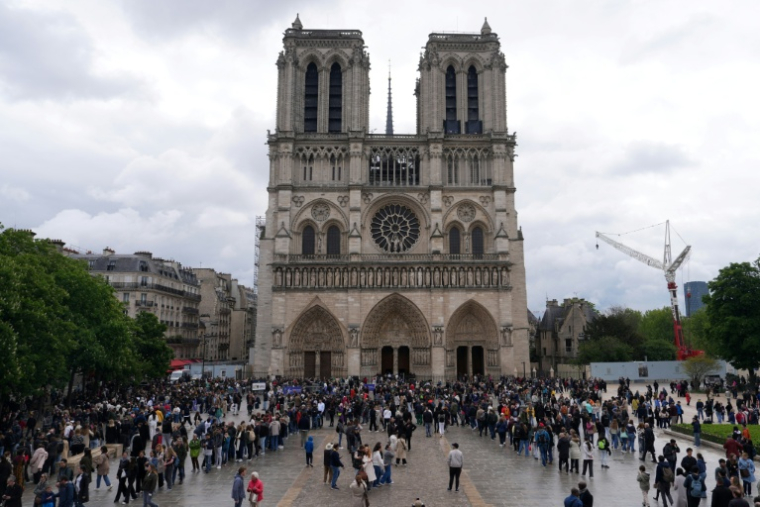 La cathédrale Notre-Dame de Paris le 21 avril 2025, à l'annonce de la mort du pape François ( AFP / Dimitar DILKOFF )
