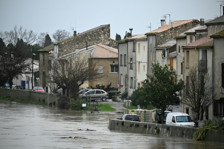 Une rue inondée après le débordement de l'Aude et de fortes pluies à Coursan, le 19 janvier 2026 dans l'Aude ( AFP / Lionel BONAVENTURE )