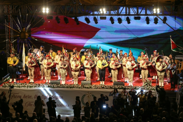 Une fanfare de cornemuses des scouts palestiniens se produit lors d'une cérémonie d'illumination du sapin de Noël à Bethléem, en Cisjordanie occupée par Israël, le 6 décembre 2025 ( AFP / HAZEM BADER )
