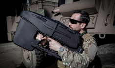 Un militaire équipé d'un dispositif antidrone à Dreux, le 26 février 2026. ( AFP / STEPHANE DE SAKUTIN )