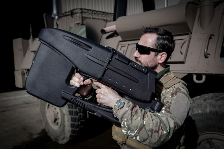 Un militaire équipé d'un dispositif antidrone à Dreux, le 26 février 2026. ( AFP / STEPHANE DE SAKUTIN )