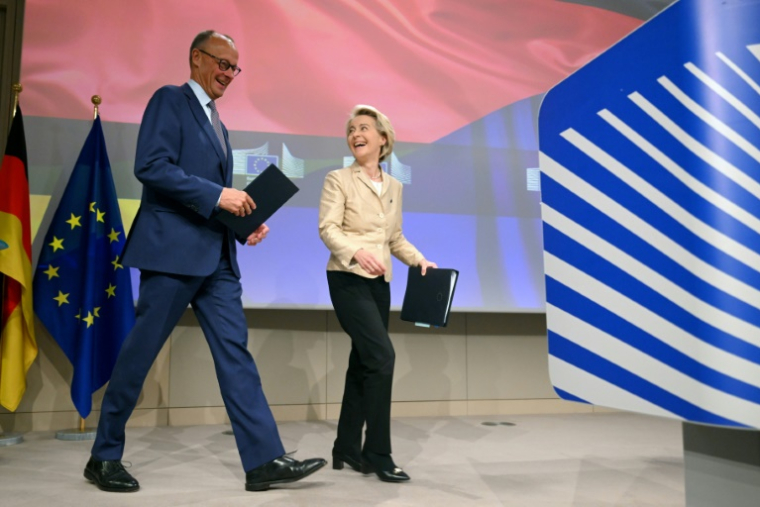 Friedrich Merz (G) et Ursula von der Leyen (D), à Bruxelles, le 9 mai 2025 ( AFP / Nicolas TUCAT )