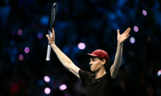L'Italien Jannik Sinner après sa victoire dans le Masters ATP face à l'Espagnol Carlos Alcaraz le 16 novembre 2025 à Turin ( AFP / Marco BERTORELLO )