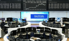 Le graphique de l'indice allemand des prix des actions DAX est photographié à la bourse de Francfort