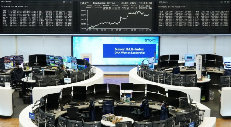 Le graphique de l'indice allemand des prix des actions DAX est photographié à la bourse de Francfort