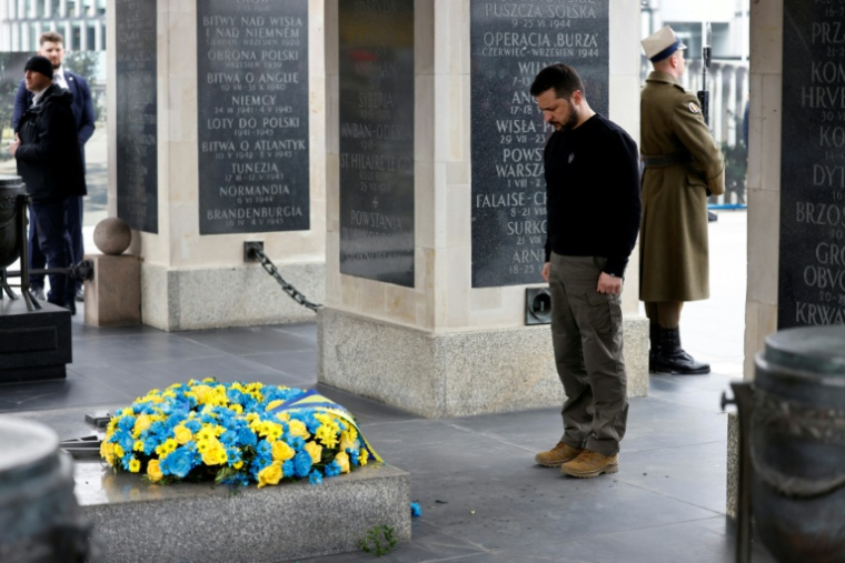 Le président ukrainien Volodymyr Zelensky se recueille devant la tombe du Soldat inconnu lors d'une cérémonie de dépôt de gerbe à Varsovie, en Pologne, le 5 avril 2023 ( AFP / Wojtek Radwanski )