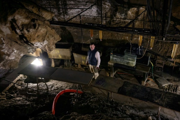 Olivier Guillaume, ingénieur de recherche au CNRS, pose le 8 juillet 2026 dans la grotte-laboratoire de Moulis, en Ariège ( AFP / Lionel BONAVENTURE )