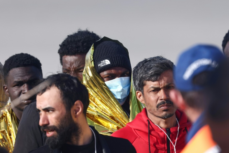 Des équipes de secours prennent en charge des migrants après qu'une tentative de traversée illégale de la Manche a tourné au drame, à Equihen-Plage, le 9 avril 2026 dans le Pas-de-Calais ( AFP / Sameer AL-DOUMY )