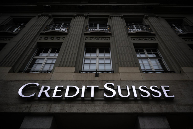 Credit Suisse a été absorbé dimanche par son grand rival helvétique UBS pour seulement 3 milliards de francs suisses et avec l'insistance des autorités suisses ( AFP / Fabrice COFFRINI )