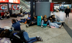 Des voyageurs se préparant à passer la nuit à la gare d'Atocha, à Madrid, à cause de la panne d'électricté géante, le 28 avril 2025 ( AFP / Óscar del Pozo )