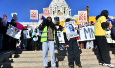 Des lycéens rassemblés devant le Capitole de l'État de Saint Paul, dans le Minnesota, le 14 janvier 2026, lors d'une manifestation contre l'ICE, quelques jours après la mort de Renee Nicole Good, tuée par un policier de l'immigration ( AFP / Octavio JONES )
