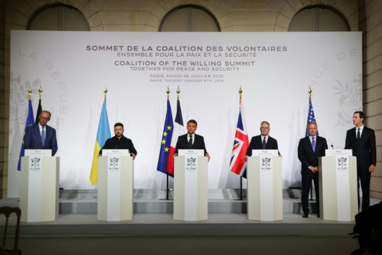 De gauche à droite: le chancelier allemand Friedrich Merz, le président ukrainien Volodymyr Zelensky, le président français Emmanuel Macron, le Premier ministre britannique Keir Starmer, ainsi que les envoyés américain Steve Witkoff et Jared Kushner, le 6 janvier 2026 à Paris ( POOL / Ludovic MARIN )