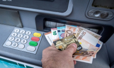 1.500 distributeurs automatiques de billets ont été supprimés en 2024, selon la Banque de France ( AFP / PHILIPPE HUGUEN )