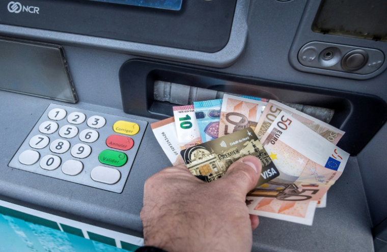 1.500 distributeurs automatiques de billets ont été supprimés en 2024, selon la Banque de France ( AFP / PHILIPPE HUGUEN )