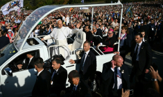 Le pape Léon XIV, accueilli par une foule de pèlerins à Lourdes, dans les Hautes-Pyrénées, le 27 septembre 2026 ( AFP / Lionel BONAVENTURE )