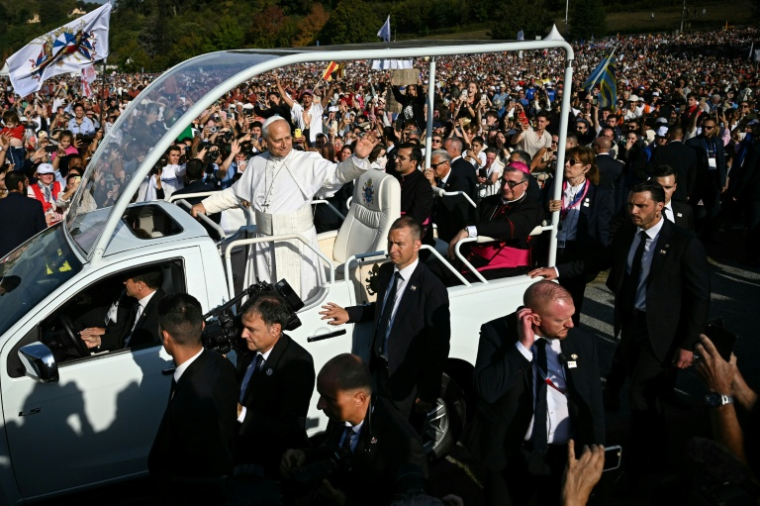Le pape Léon XIV, accueilli par une foule de pèlerins à Lourdes, dans les Hautes-Pyrénées, le 27 septembre 2026 ( AFP / Lionel BONAVENTURE )